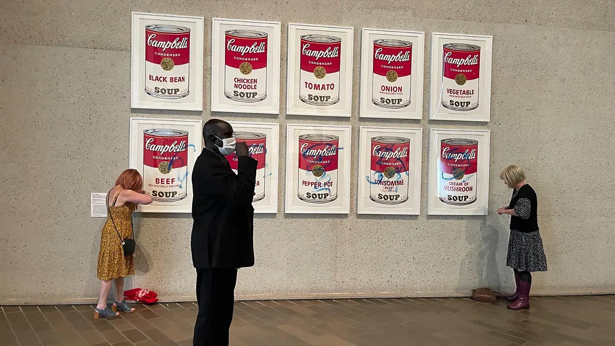 Activistas se pegan a obra de Warhol 